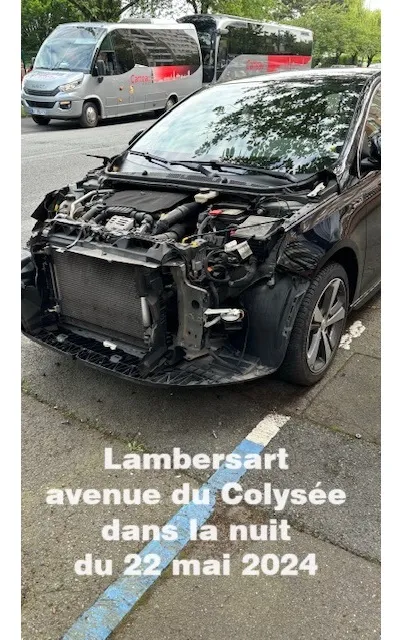 Voiture dont le pare choc et le capot ont été volés