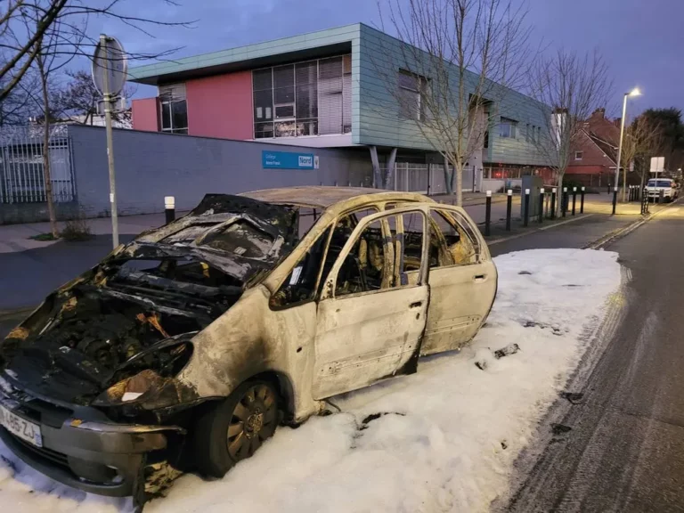 voiture incendiée avenue du Maréchal Foch à Lambersart en face du collège Anne Franck
