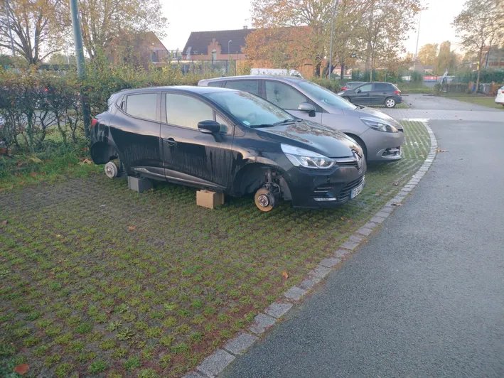 Voiture sur cale sans roue à Lambersart