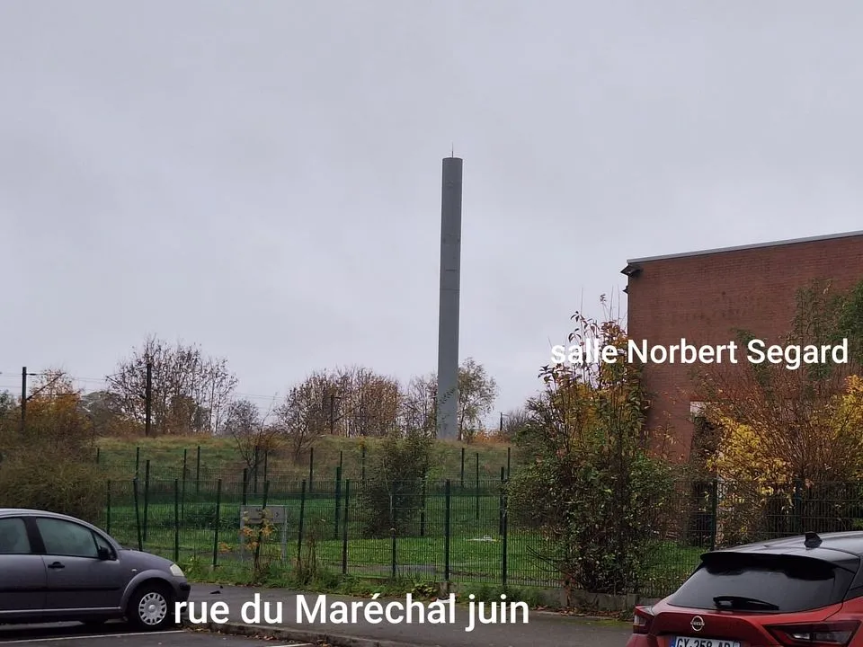 pylône de 20 mètres de haut construit dans le parc du COSEC de Lambersart